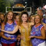 Tatiana Breia cai no samba com Bruna Bruno em ensaio de rua da União da Ilha