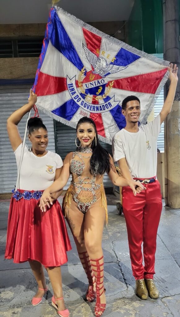 Amanda Fernandes se emociona em primeiro ensaio de rua como musa da União da Ilha