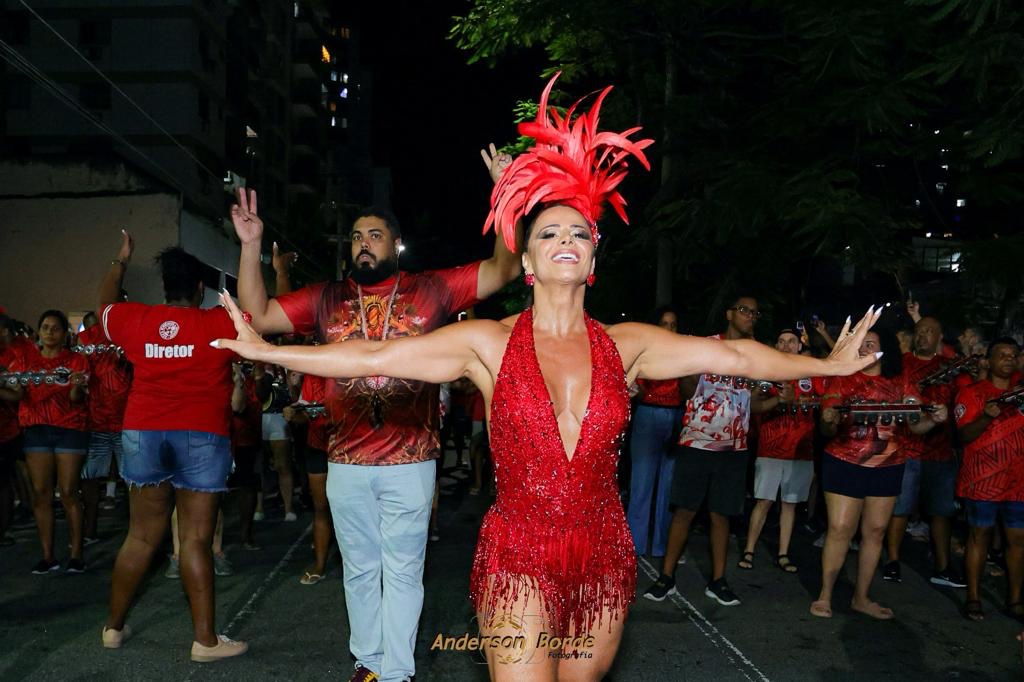 Com calçadas lotadas, Salgueiro emociona com primeiro ensaio de rua para o Carnaval 2024