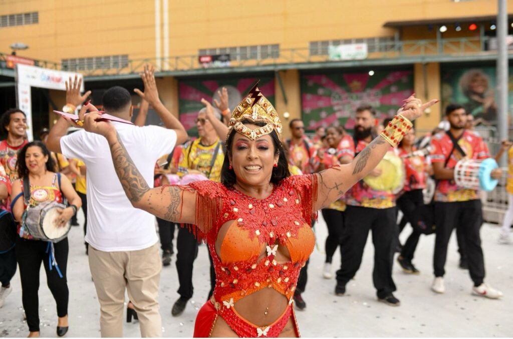 Rainha de Bateria, Rose Nascimento se caracteriza de Iansã e traz mensagem reflexiva em figurino