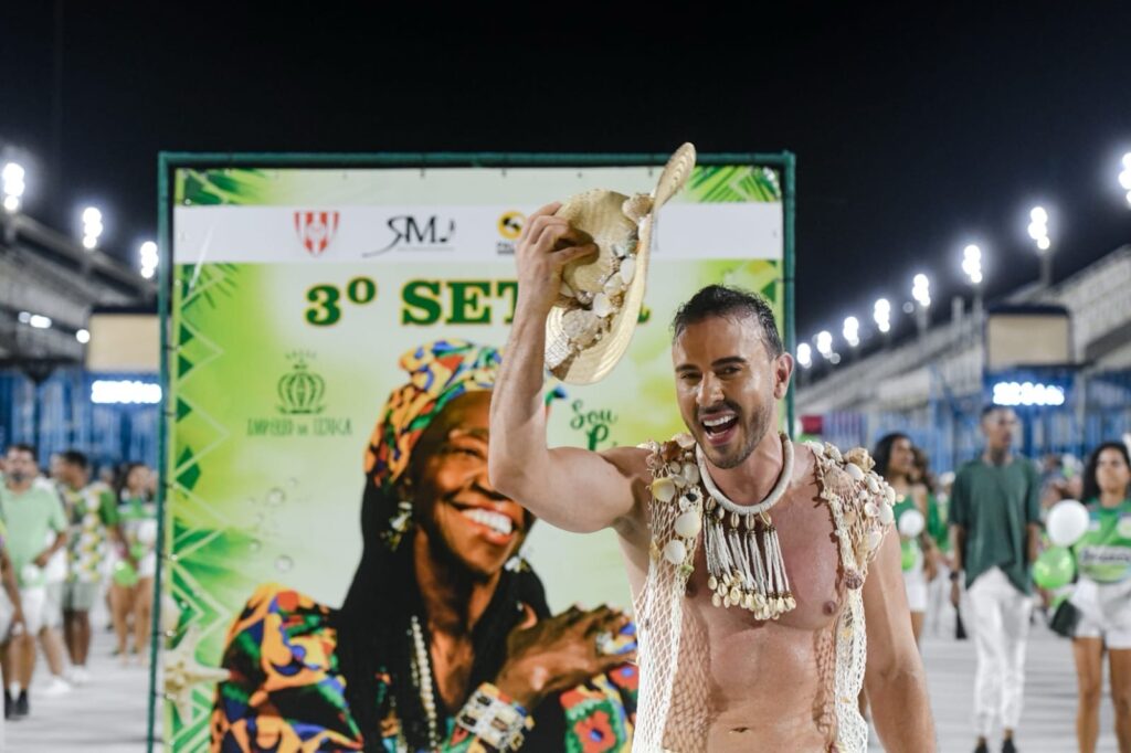 Muso Renny Delmondes encarna pescador em ensaio técnico na Sapucaí