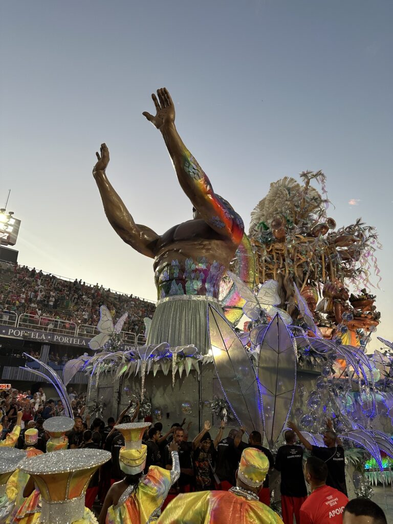 Viradouro triunfa no Carnaval 2024 com enredo sobre os Voduns: Arrobobói Dangbé