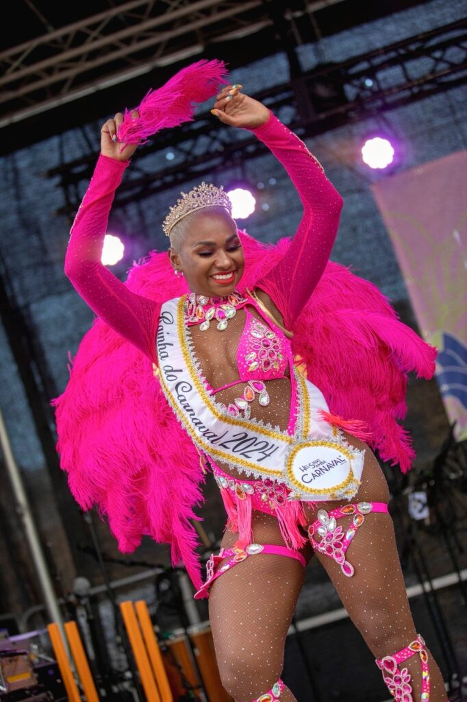 Coroa nela! Thai Rodrigues é coroada Rainha do carnaval da Finlândia