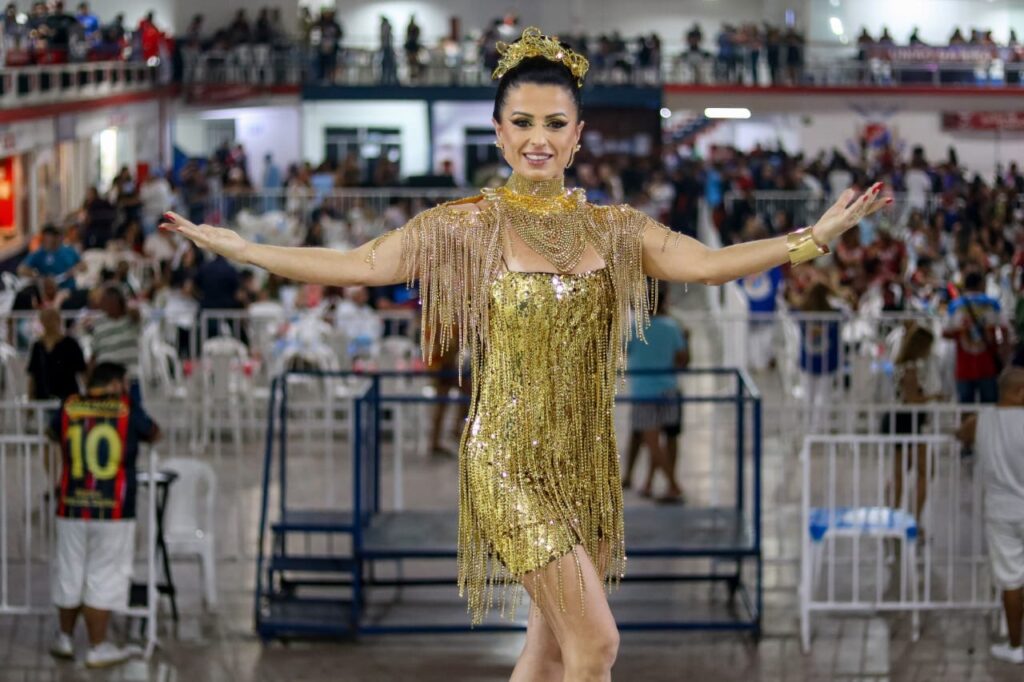 Musa Tatiana Breia aposta no dourado em evento de samba para atrair prosperidade para União da Ilha