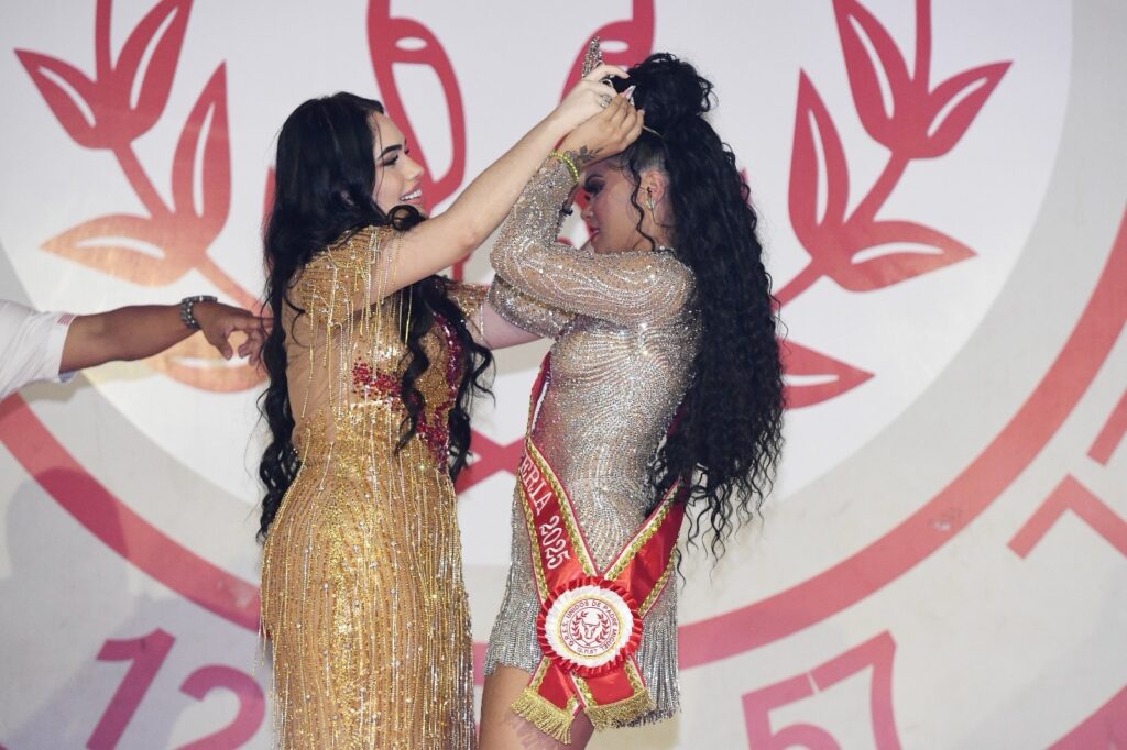 Em tarde de festa, Andressa Marinho recebe coroa de rainha de bateria da Unidos de Padre Miguel