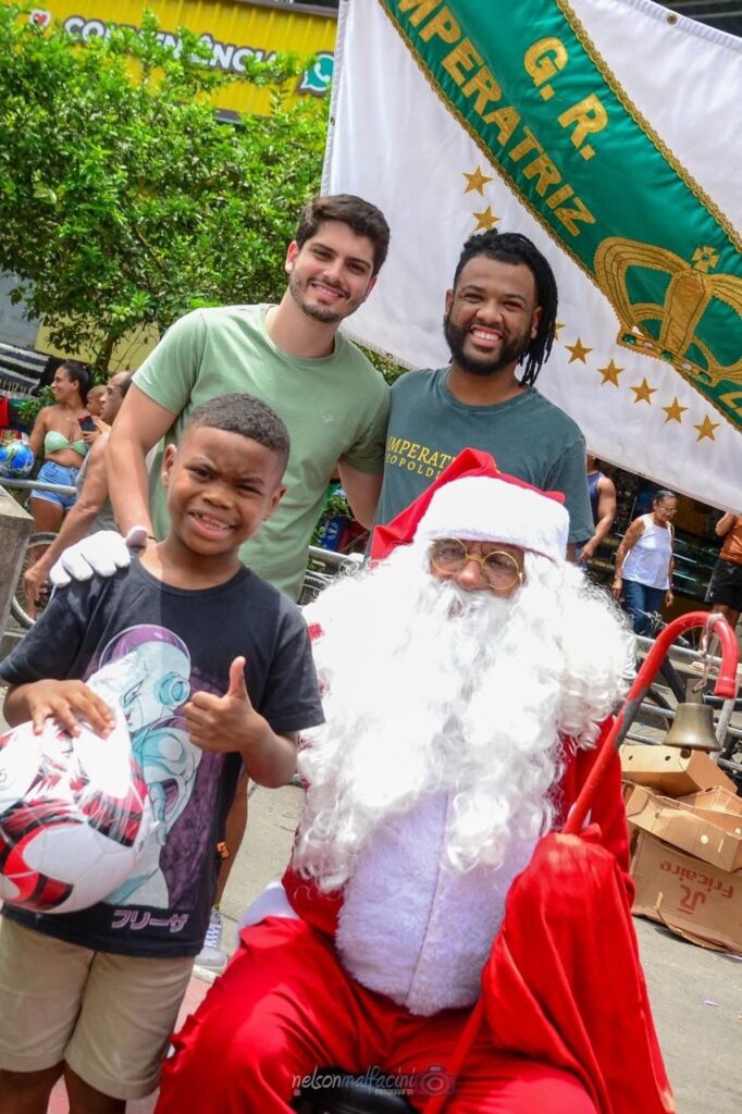 Para celebrar o Natal, Instituto Imperatriz Leopoldinense distribui 3 mil brinquedos para crianças do Complexo do Alemão e da Zona da Leopoldina