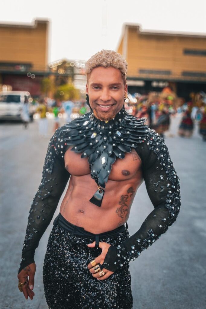 Steve anjinho estreia como muso da Tradição em mini desfile na Cidade do Samba