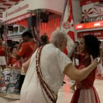 Maria Augusta ganha bolo de aniversário no Aprendizes do Salgueiro
