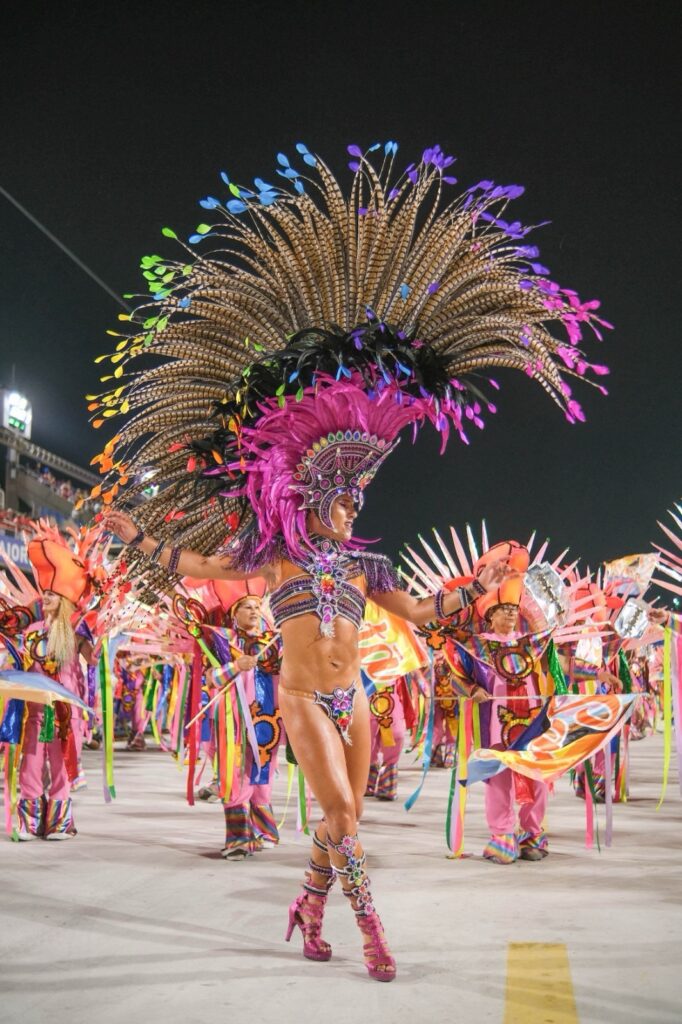 GATO DE SALTO REFORÇA TIME DE BELDADES DO DESFILE DA EM CIMA DA HORA