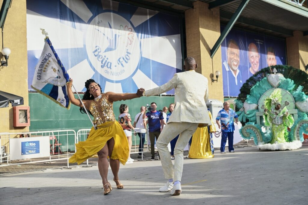 A menos de um mês para o desfile, porta-bandeira Verônica Lima intensifica preparação para brilhar na Tradição