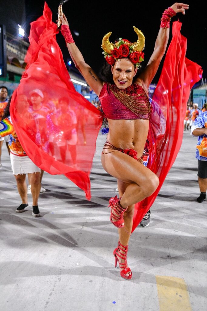 Gato de Salto se caracteriza de Orixá feminino em ensaio técnico na Marquês de Sapucaí