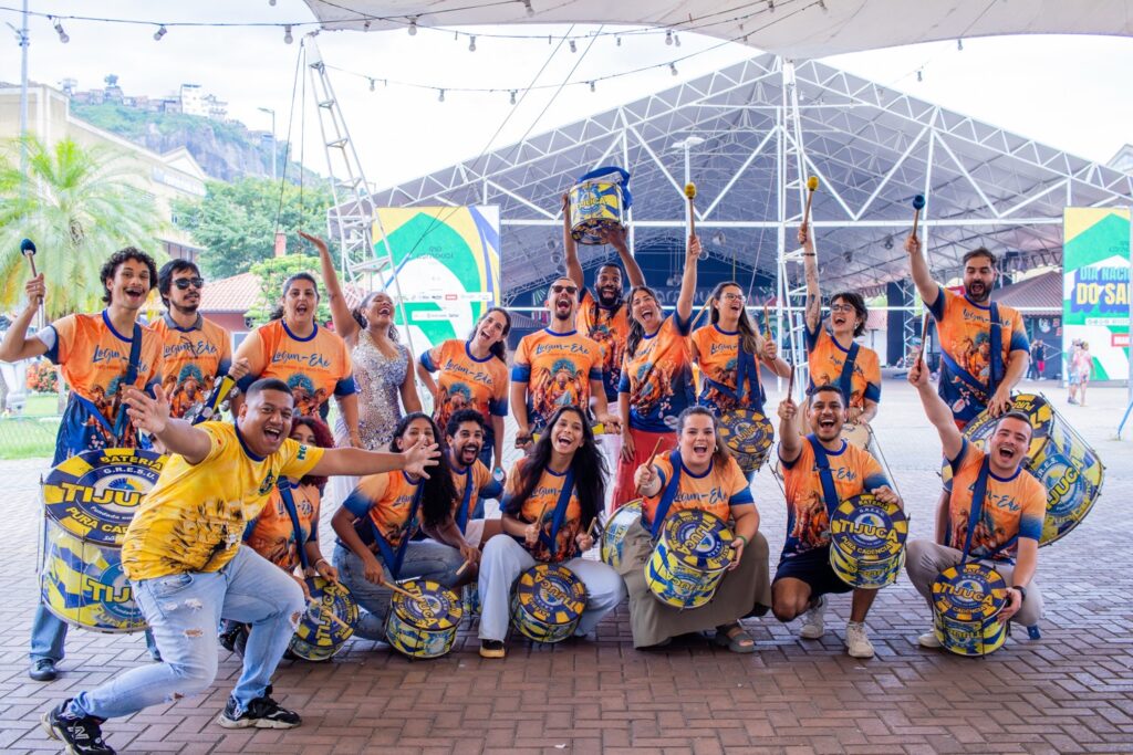 Unidos da Tijuca promove visita guiada com workshop para funcionários do Grupo Globo em seu barracão