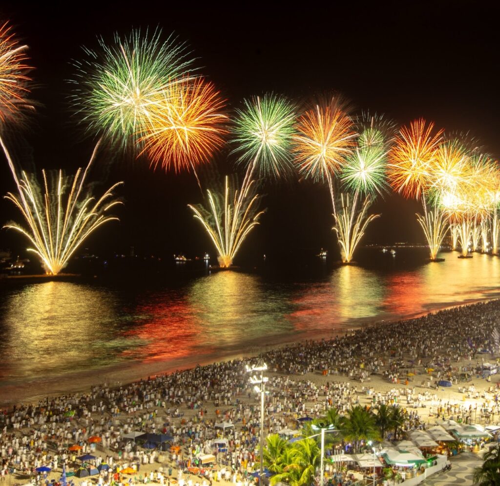 Réveillon 2024-2025 no Rio de Janeiro: Um Espetáculo de Estrelas na Praia de Copacabana