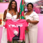 De uma mulher da favela para outra: Mangueira recebe Anielle Franco em seu barracão