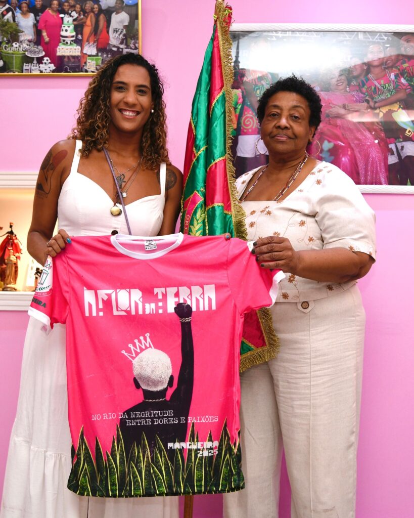De uma mulher da favela para outra: Mangueira recebe Anielle Franco em seu barracão