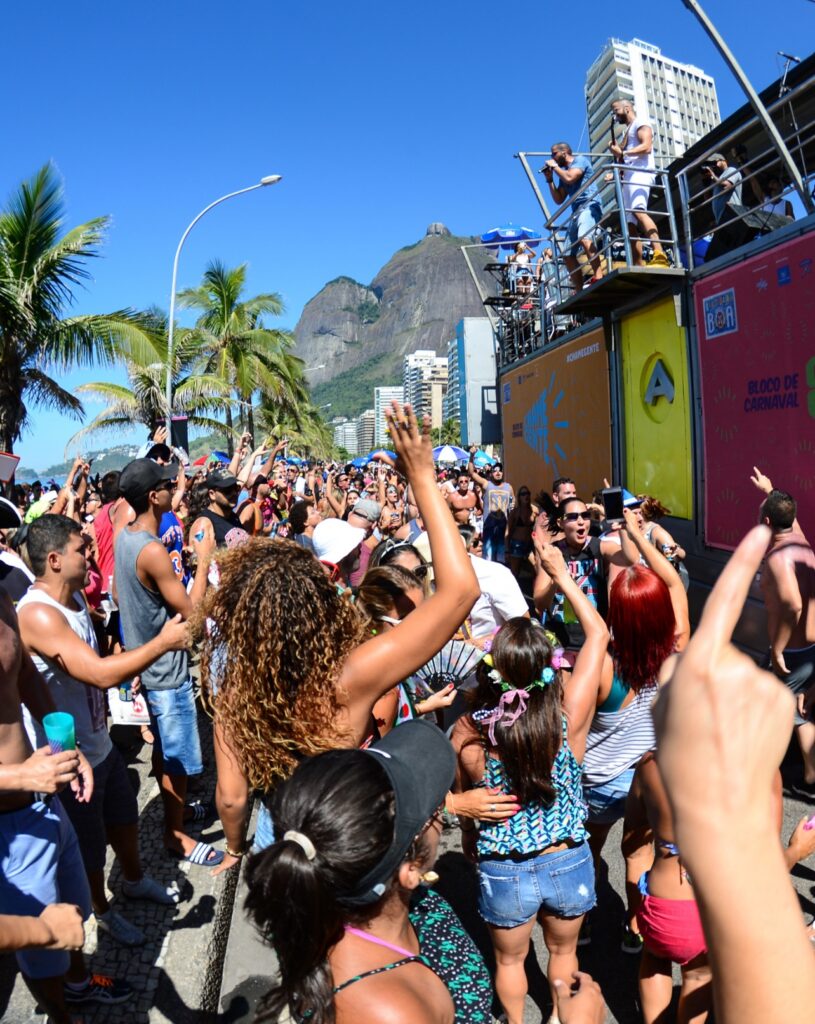 Segundo final de semana do Carnaval de Rua 2025 reúne artistas na Primeiro de Março