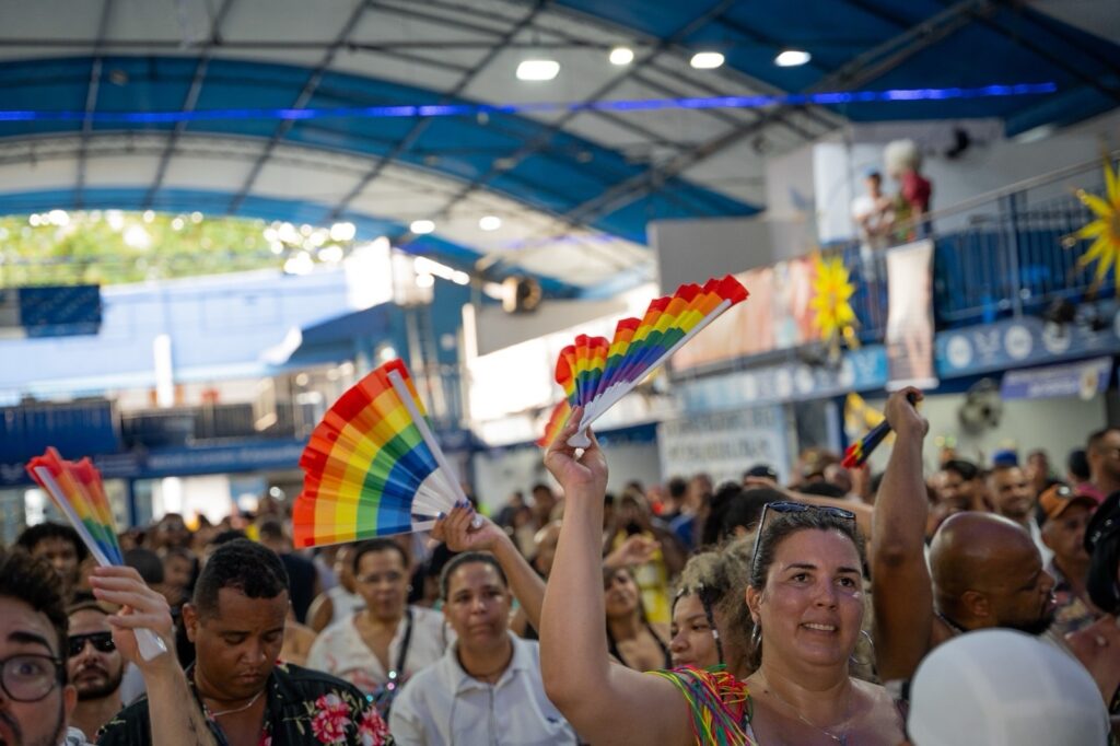 Parada LGBTI+ de Madureira 2025 reforça combate ao feminicídio e à LGBTfobia e celebra diversidade com grandes nomes