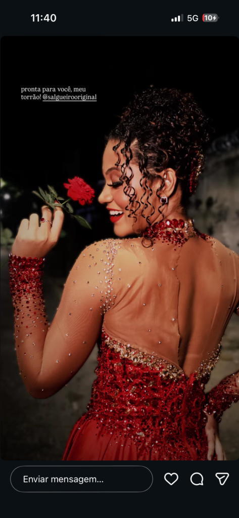 Laryssa Victoria emociona em estreia como primeira porta-bandeira do Salgueiro e é ovacionada pela comunidade